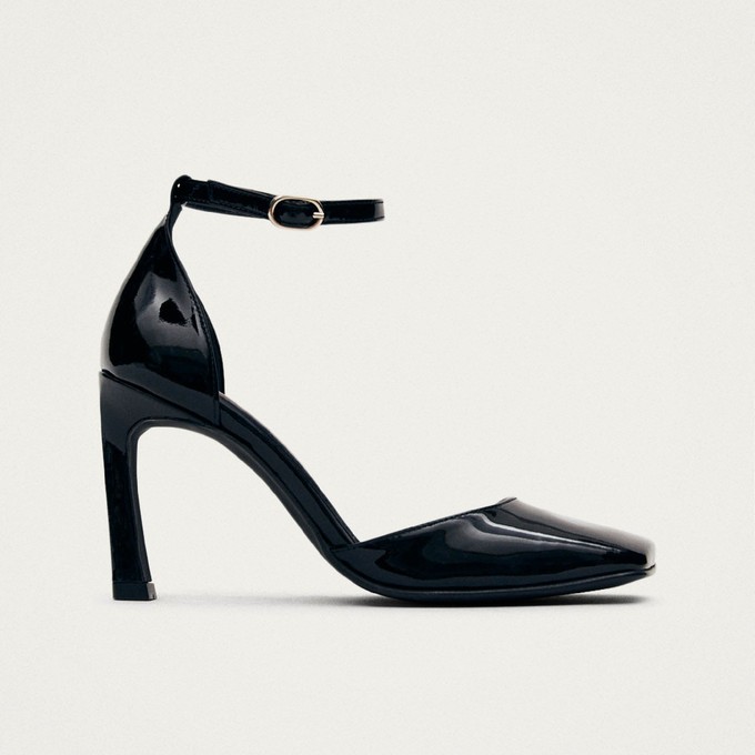 Liebe Onix Black Leather Pumps from Alohas