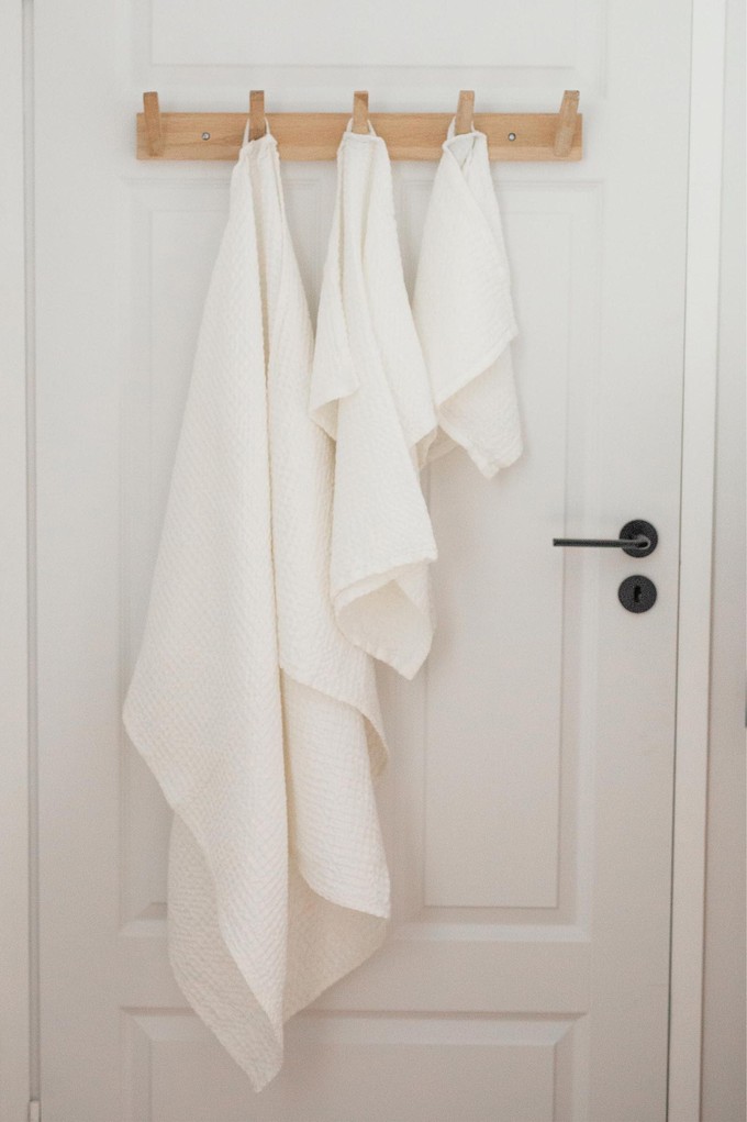 Linen waffle bath towel in White from AmourLinen