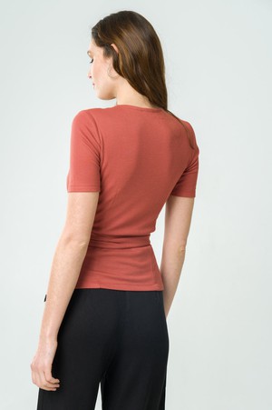 Wrap-over top Olivier brick from avani apparel