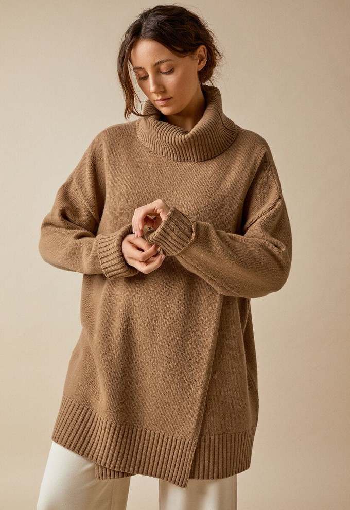 Oversized wool sweater with nursing access - Camel from Boob Design