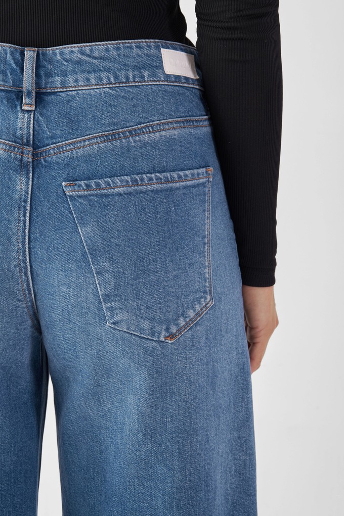 ASH Barrel Leg Minimal Stretch - Basic - Medium Blue from DAWN Denim