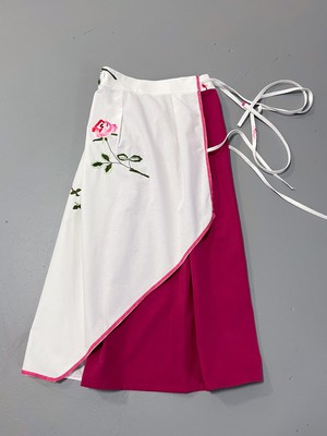 MELIDIA : Wrap skirt in ROSES 60's tablecloth - One size (Smaller Fit) from Fitolojio Workshop