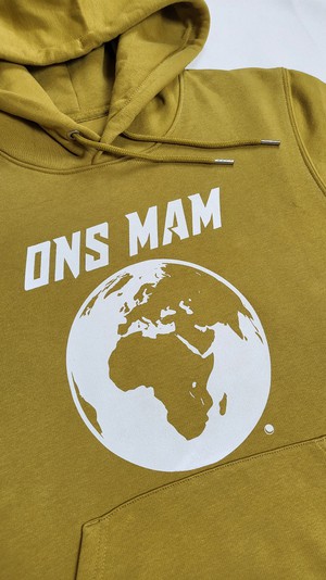 BIO Hoodie olijfolie – ONS MAM (unisex, S/M/L) from Je Moeder