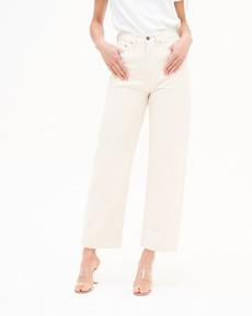 Bobbie undyed witte barrel jeans via Kuyichi