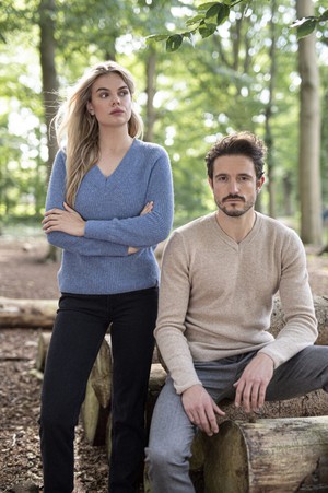 SOFT V-NECK SWEATER MEN | Camel from Loop.a life