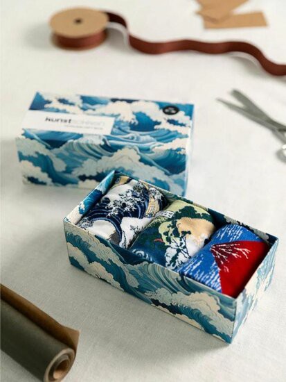 Katsushika Hokusai sokken giftbox from Lotika