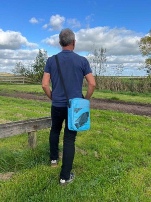 Unisex schoudertas van gerecyclede visvoerzakken - Kosal vis blauw from MoreThanHip