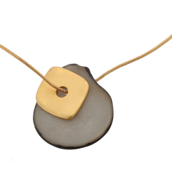 Sofia ketting met hanger van tagua en goudkleurig vierkantje - grijs from MoreThanHip