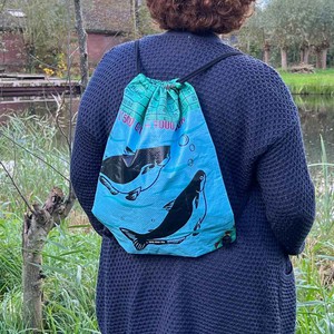 Rugtasje met trekkoord van gerecyclede visvoerzakken - Chenda vis blauw from MoreThanHip