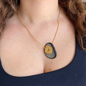 Sofia ketting met hanger van tagua en goudkleurig vierkantje - grijs from MoreThanHip