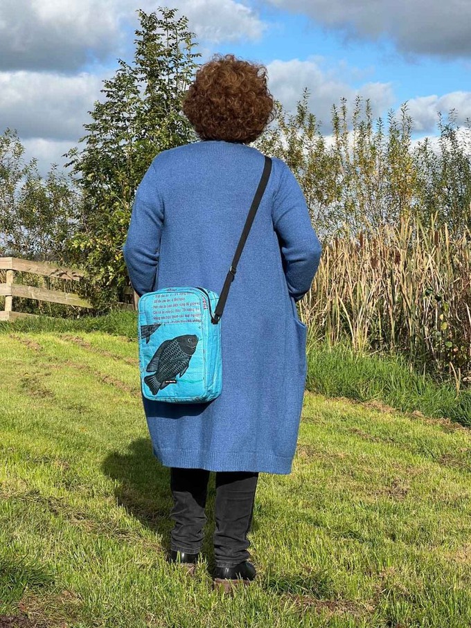 Unisex schoudertas van gerecyclede visvoerzakken - Kosal vis blauw from MoreThanHip