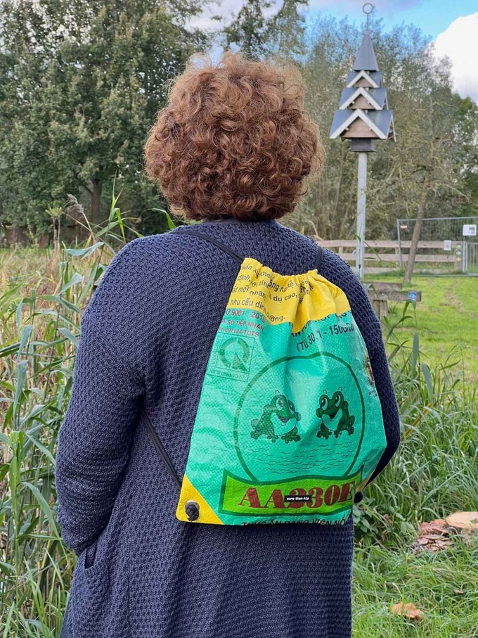 Rugtasje met trekkoord van gerecyclede diervoederzakken - Chenda kikkers from MoreThanHip