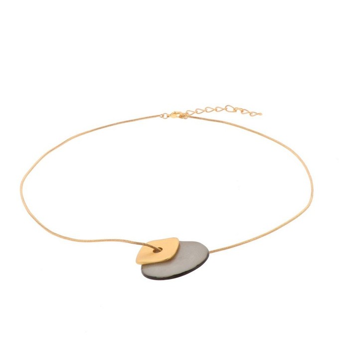 Sofia ketting met hanger van tagua en goudkleurig vierkantje - grijs from MoreThanHip