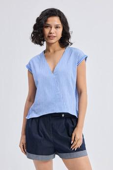 Boxy V-neck Top with Fray Detail via Reistor