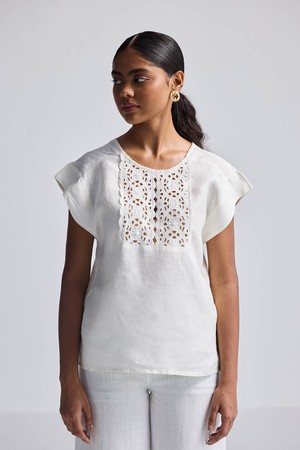 Boxy shirt with Embroidered Lace Detail from Reistor