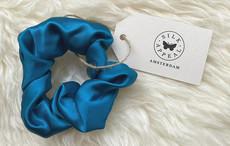 Zijden scrunchie - petrol via Silk Appeal