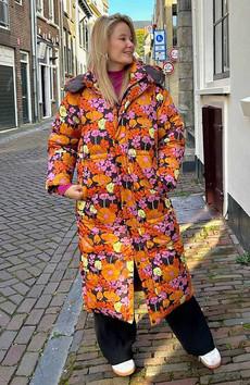 Karmas flower power puffer jas via Sophie Stone