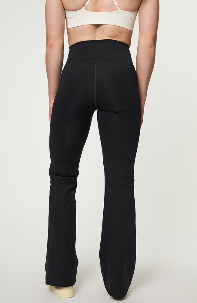 Compressive high-rise flared legging zwart from Sophie Stone