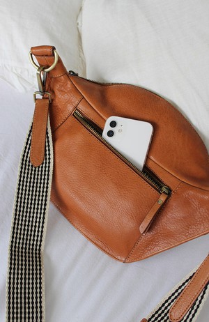 Drew Bum Bag Oak Soft Grain Leather tas from Sophie Stone