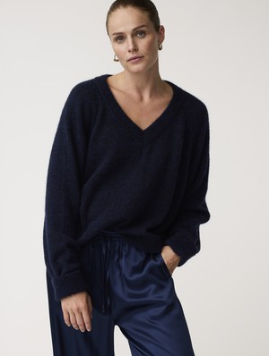 Sweater Thyme Midnight Blue from The Blind Spot