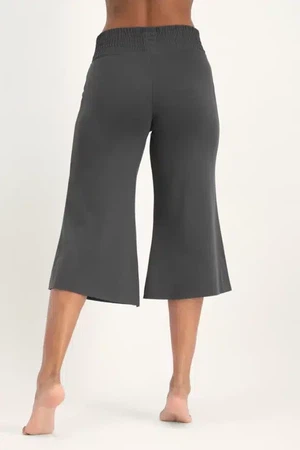 Flow Wijde Yoga Capri – Ash from Urban Goddess