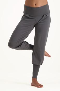 Devi Yoga Broek – Charcoal via Urban Goddess