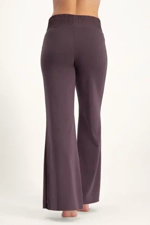 Flow Wijde Yoga Broek – Berry from Urban Goddess