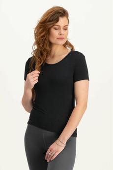 Luna Yoga Tee – Urban Black via Urban Goddess