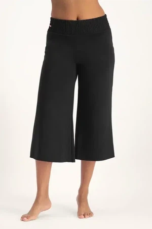 Flow Wijde Yoga Capri – Onyx Black from Urban Goddess