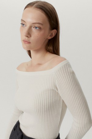 The Merino Wool Off-the-shoulder Top - Snow White from Urbankissed