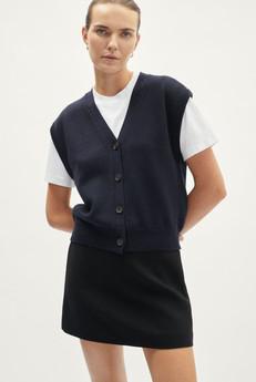 The Merino Wool Buttoned Vest - Oxford Blue via Urbankissed