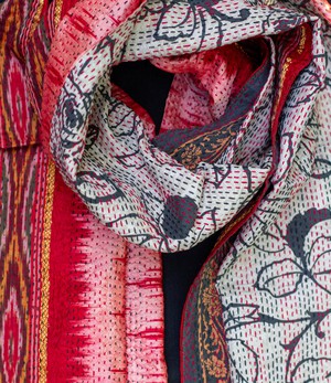 Kantha Sjaal Rood-Roze Ikatmotief tweezijdig draagbaar from Via India