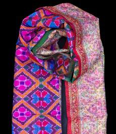 Kantha sjaal hergebruikte zijde roze ikat motief via Via India