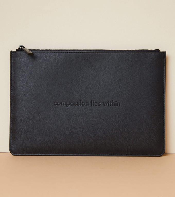 AppleSkin All Black Pouch | Classic Essentials from Votch