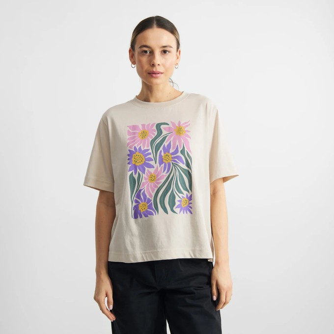 T-shirt Vadstena Daisy Block Oat from WANDERWOOD